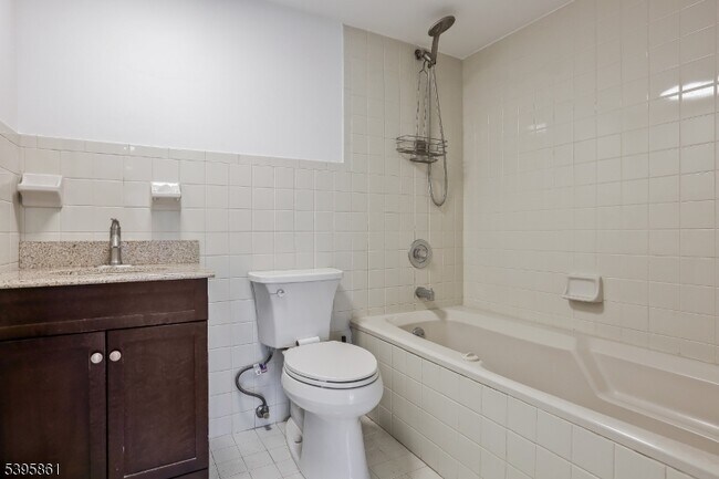 Building Photo - 850 Main St