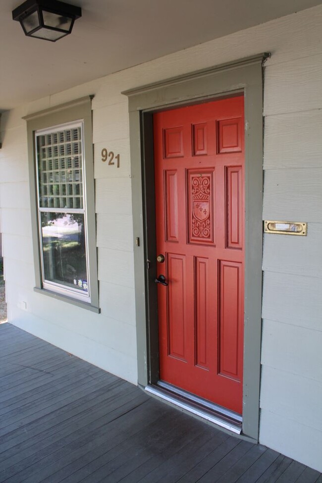 Building Photo - Cute Home with a detached garage