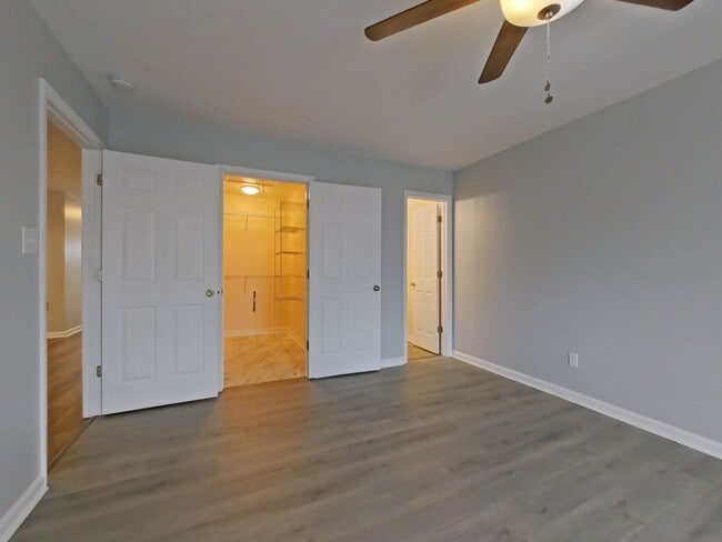 Building Photo - Updated 2 bed-2 bath townhome available NOW