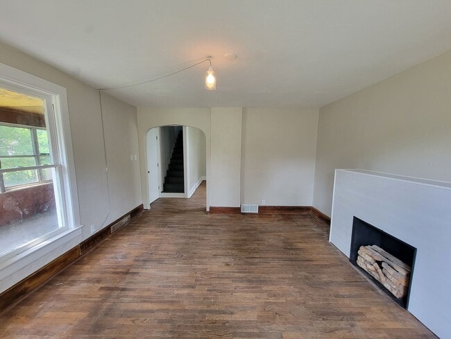 Building Photo - Updated 3-Bedroom, 1-Bathroom Home with Mo...