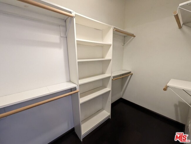 Building Photo - 746 S Los Angeles St