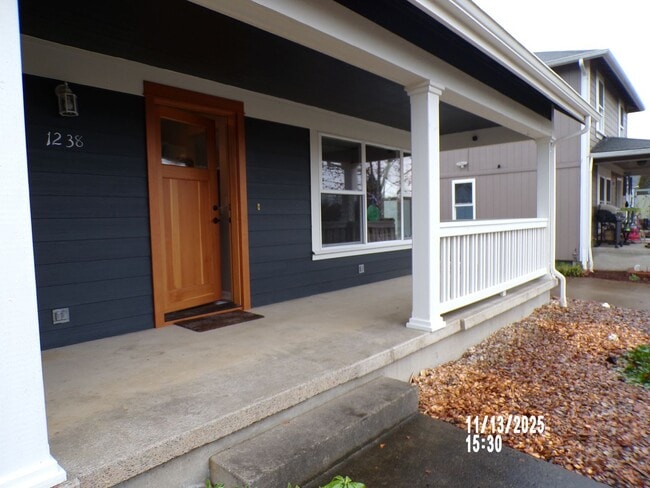 Building Photo - Charming house close to parks