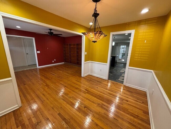 Building Photo - 5327 Chantilly Ln