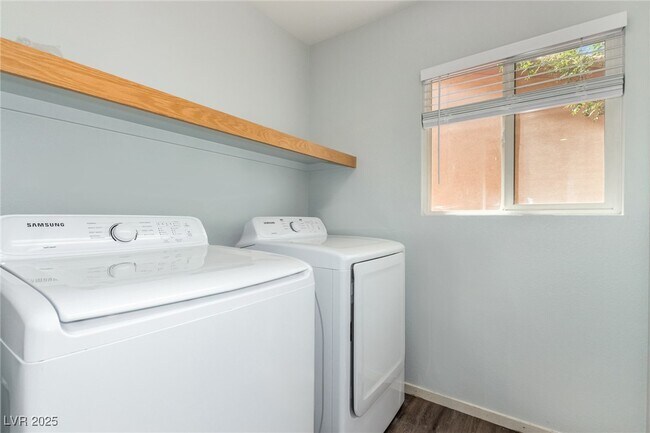 Building Photo - 9842 Silver Lasso St