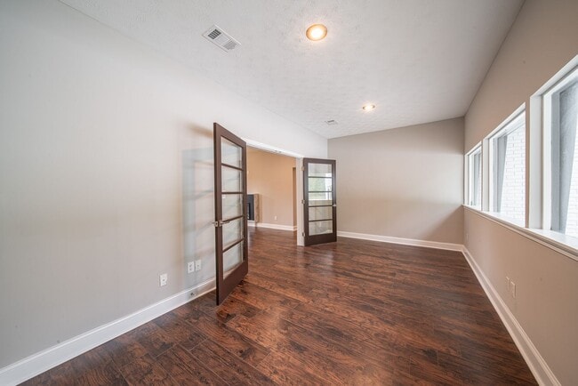 Building Photo - 4 bedroom/3 bath, 3711 sqft in Midtown!