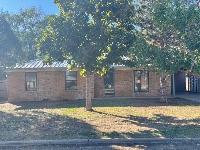 Primary Photo - 906 Sagebrush Rd