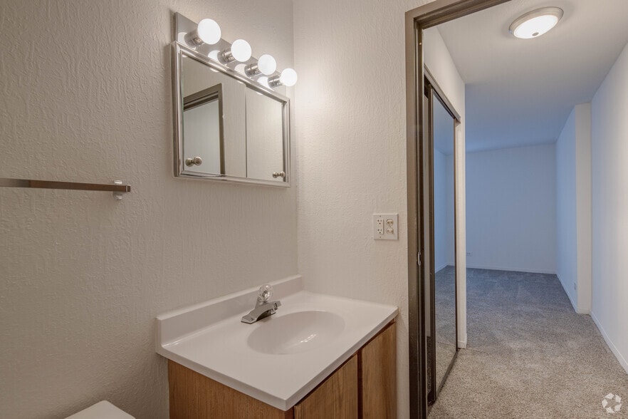 2BR, 1.5BA - 1000SF - Willow Wind