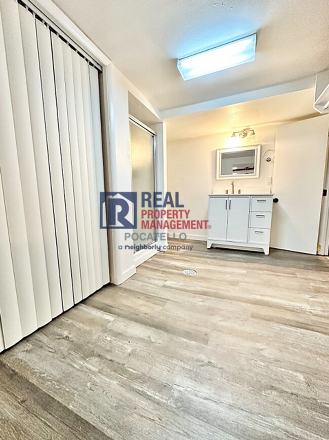 Building Photo - MOVE IN SPECIAL - 4 Bed 2 Bath House - PET...