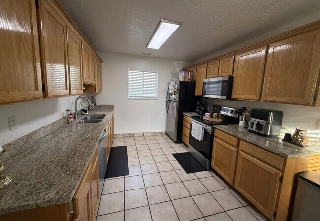 Building Photo - 411 E 400 N