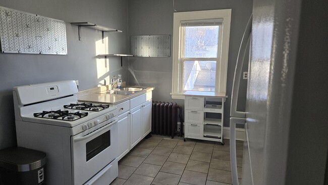 Look at this kitchen! - 533 Smith Ave S