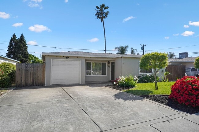 Building Photo - Beautiful Vacaville Home Near Parks, Schools & Shopping