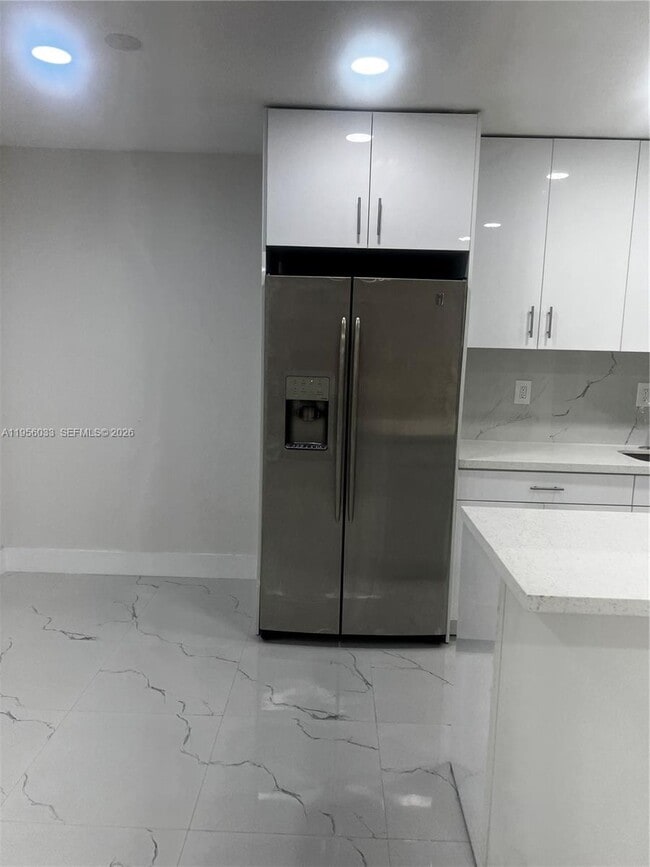 Building Photo - 9402 SW 77th Ave