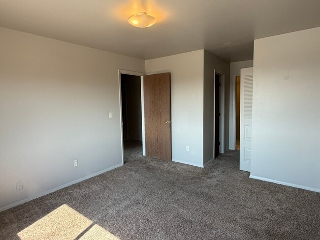Building Photo - 812 W Cedar Ct