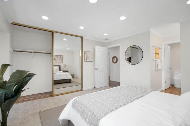 Building Photo - Gary VIlla