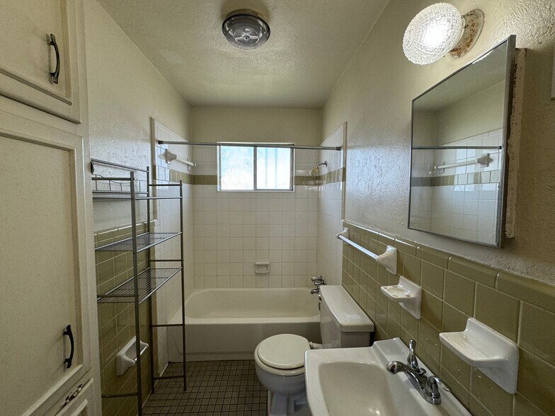 Building Photo - 805 W Hallmark Ave