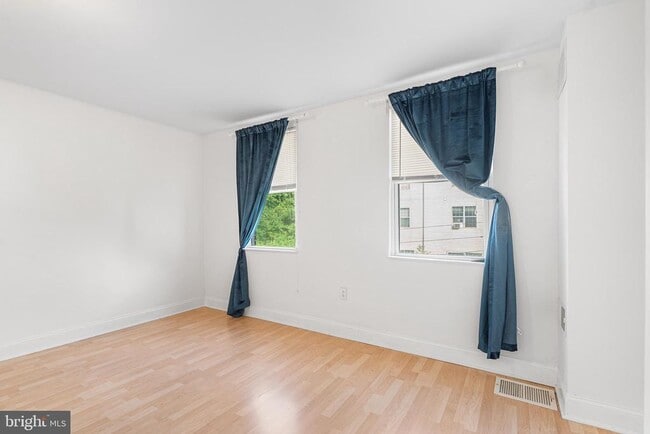 Building Photo - 2734 Edgemont St