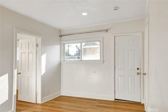 Building Photo - 950 E 48th St