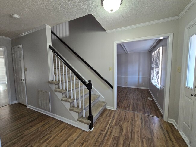 Building Photo - 6172 Lakeway Dr