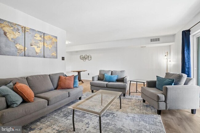 Building Photo - 3750 Clarendon Ave