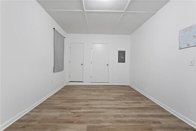 Building Photo - 1847 Elmwood Dr