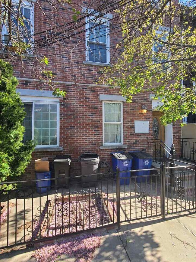 Primary Photo - 356 4th St