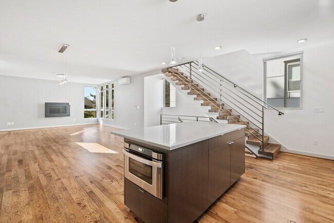 Building Photo - Impeccable Greenwood Townhome with Air Con...