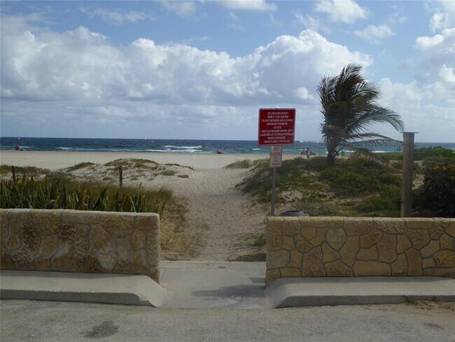 Building Photo - 1009 N Ocean Blvd
