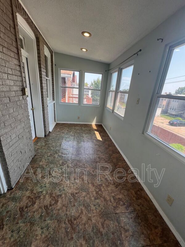 Building Photo - 5072 Lindenwood Ave
