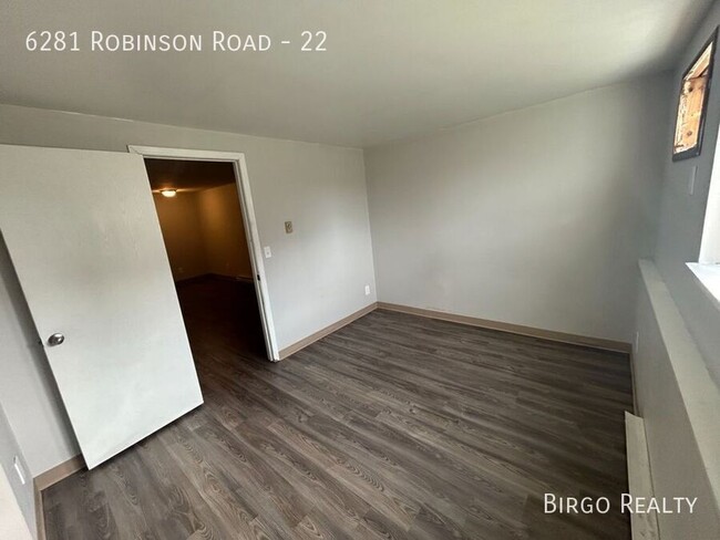 Building Photo - Renovated 1 Bed / 1 Bath APARTMENT in LOCK...