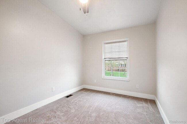 Building Photo - 38887 Country Cir