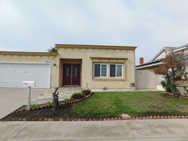 Building Photo - Beautiful single story 3 bedroom, 2 bathro...