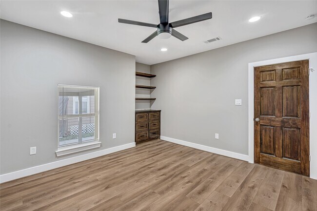 Building Photo - 430 N Hutcheson St