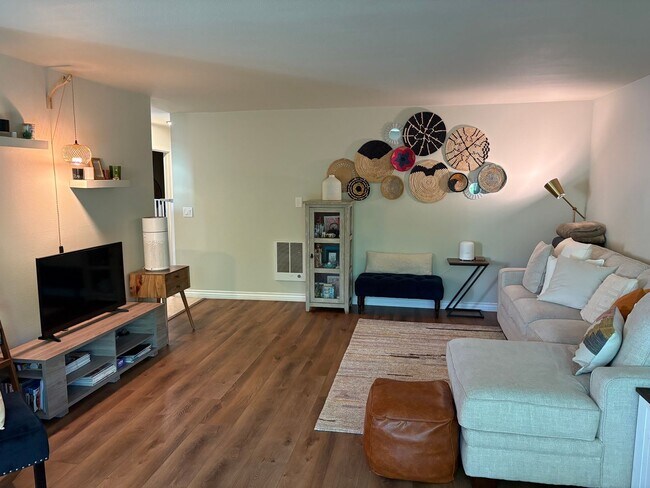 Building Photo - 2+2 Buenaventura Gardens Condo