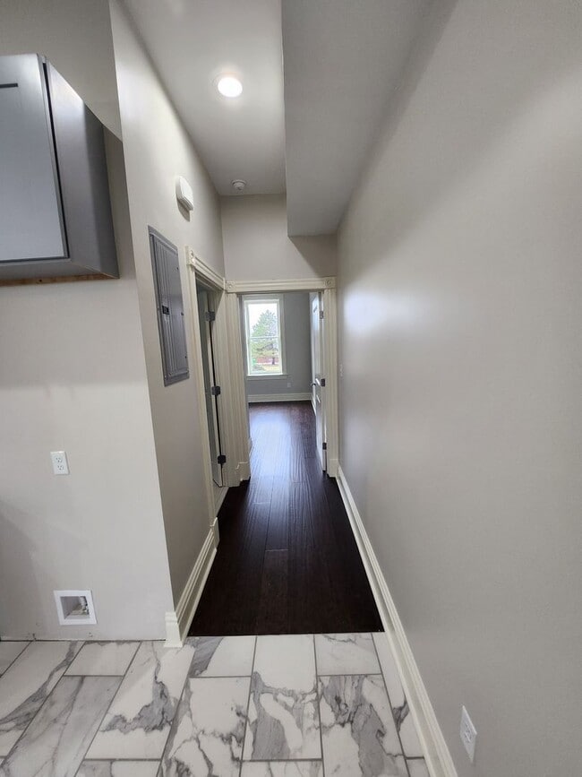Building Photo - Newly Renovated One Bedroom Available