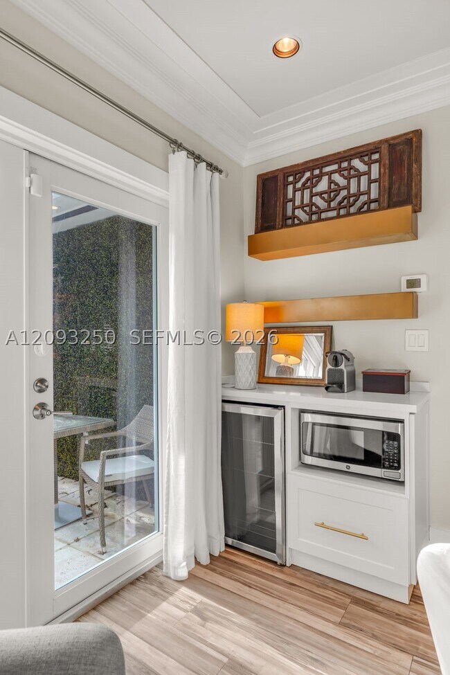 Building Photo - 700 Vilabella Ave