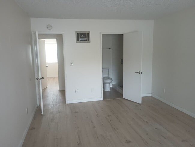 Building Photo - 2BR/1.5BA Condo in the heart of Oceanside