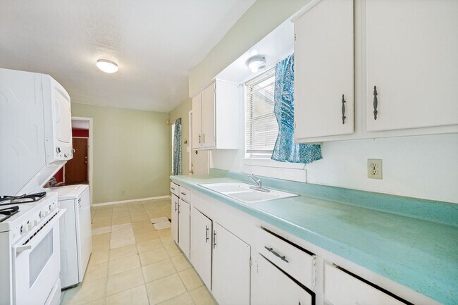 Building Photo - CHARMING DENVER HEIGHTS 3-BEDROOM