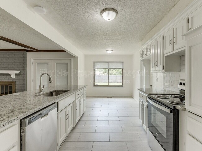 Building Photo - 704 Pepperdine Ave