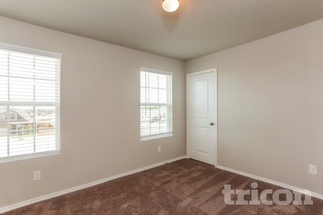 Building Photo - 1932 Bluethroat