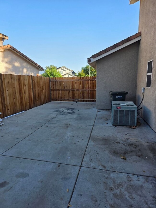 Building Photo - 4 Bedroom Home in Paloma del Sol. Fresh Pa...
