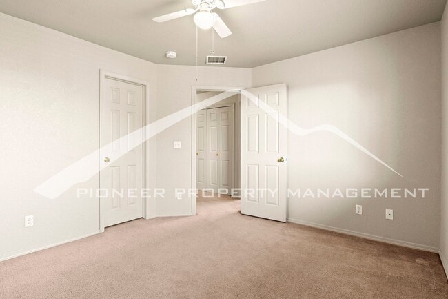 Building Photo - Beautiful 4-bedroom, 3.5-bath home with oversized 2 car garage, AC and enclosed back yard