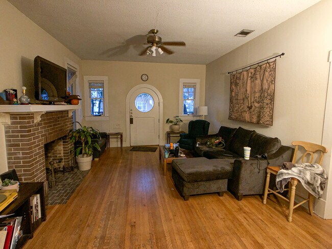 Building Photo - 1101 W 22nd 1/2 St