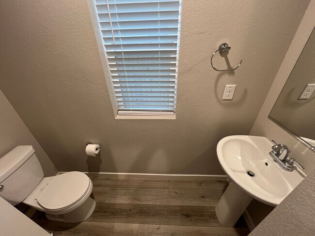 Building Photo - Lovely 3 Bedroom 2 Bathroom Home Close to Parks, Restaurants, Freeway Access, And More!