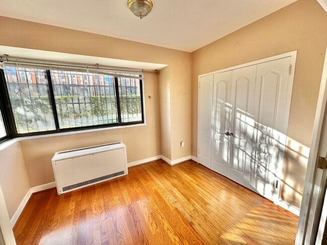 Building Photo - FREE RENT! Spectacular Scott Circle Solari...