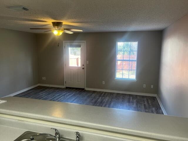 Building Photo - "Charming 2-Bedroom Townhouse with 2.5 Bat...