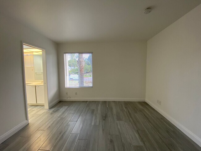 Building Photo - 4594 Cove Dr