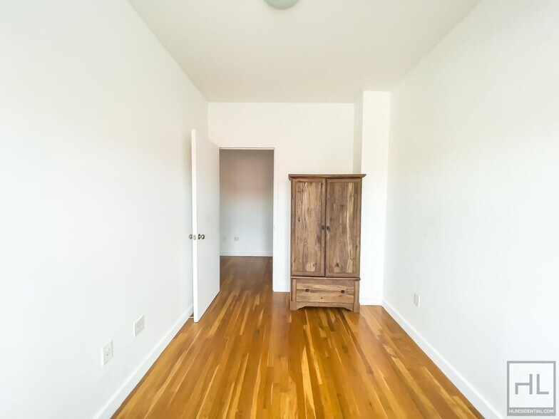 Building Photo - NOLL STREET / Spacious 2 Bed 1-Bath / No Fee