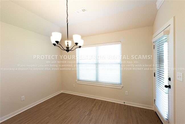 Building Photo - 520 Aster St