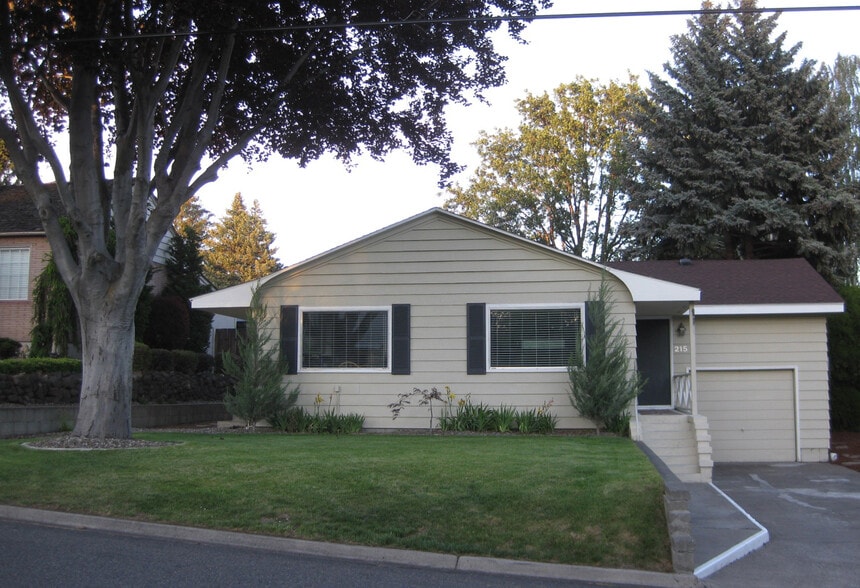 Quiet, family-friendly street. Short walk to shops, restaurants, Nob Hill Elementary and Eisenhower HS - 215 South 36th Avenue