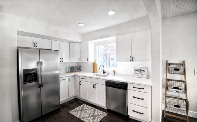 Building Photo - Remodeled